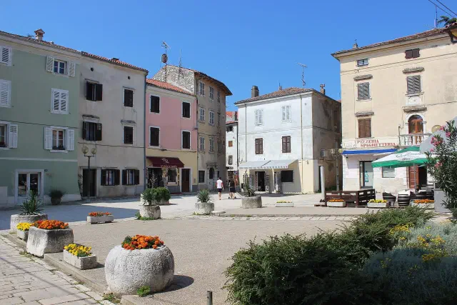 Marafor-plein in Poreč met de resten van de Romeinse tempels Marafor-plein in Poreč met de resten van de Romeinse tempels