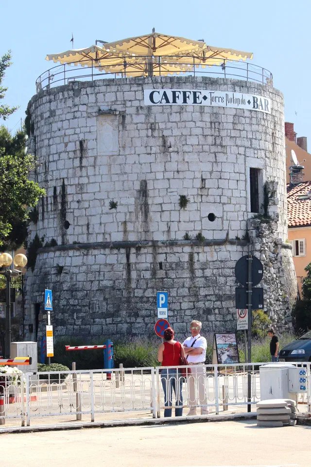 De ronde verdedigingstoren Kula bij de oude haven van Poreč De ronde verdedigingstoren Kula bij de oude haven van Poreč