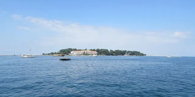 Het beboste eiland Sveti Nikola tegenover de oude stad van Poreč Het beboste eiland Sveti Nikola tegenover de oude stad van Poreč