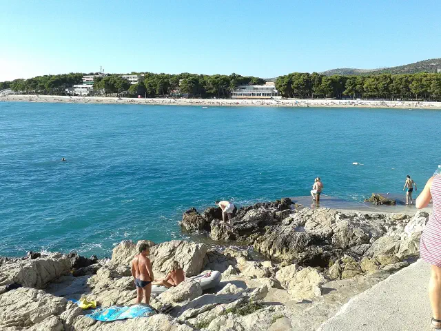 Het kiezelstrand Mala Raduca bij Primošten Het kiezelstrand Mala Raduca bij Primošten
