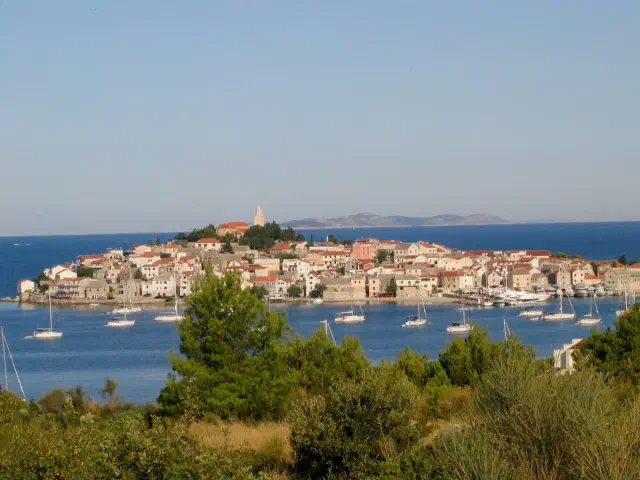 De oude stad van Primošten op het schiereiland De oude stad van Primošten op het schiereiland
