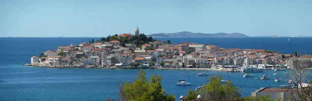 Panorama over de oude stad van Primošten Panorama over de oude stad van Primošten
