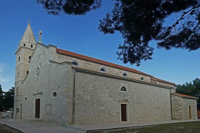De Sint-Jurajkerk op de heuvel van Primošten De Sint-Jurajkerk op de heuvel van Primošten