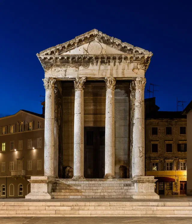 De Augustustempel met Korinthische zuilen aan het Forum van Pula De Augustustempel met Korinthische zuilen aan het Forum van Pula