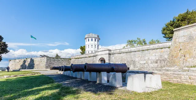 Het Venetiaanse Kasteel van Pula, de Kaštel, op de centrale heuvel Het Venetiaanse Kasteel van Pula, de Kaštel, op de centrale heuvel
