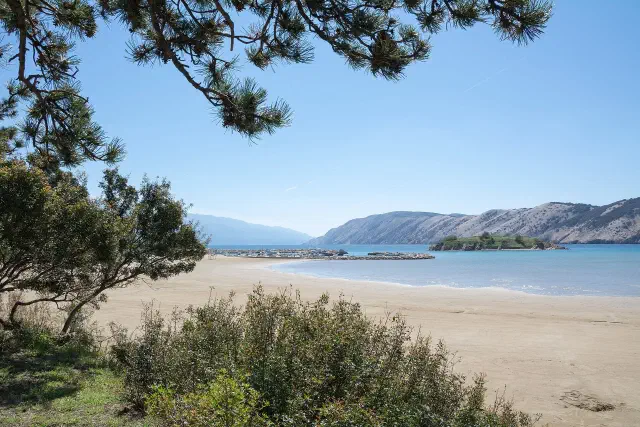Het zandstrand Rajska plaza bij Lopar op Rab