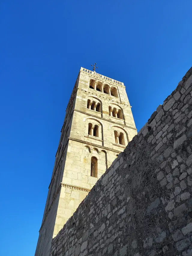 De romaanse klokkentoren van Sint-Maria de Grote in Rab