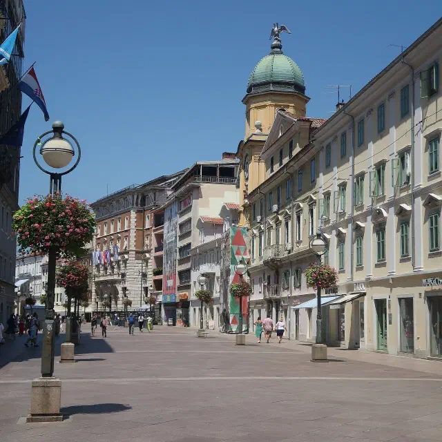 De Korzo in Rijeka met de barokke Stadstoren als doorgang De Korzo in Rijeka met de barokke Stadstoren als doorgang