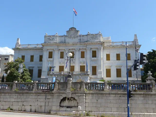 Het statige Gouverneurspaleis met het Maritiem Museum in Rijeka Het statige Gouverneurspaleis met het Maritiem Museum in Rijeka