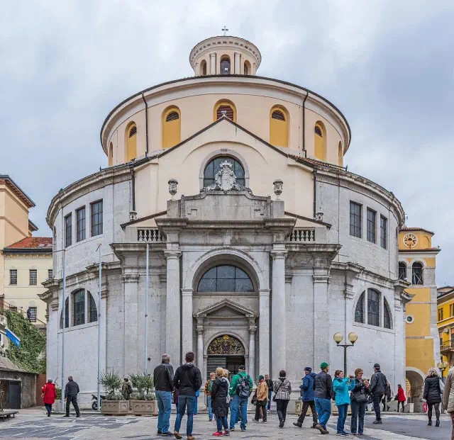 De ronde barokke Sint-Vituskathedraal in Rijeka De ronde barokke Sint-Vituskathedraal in Rijeka