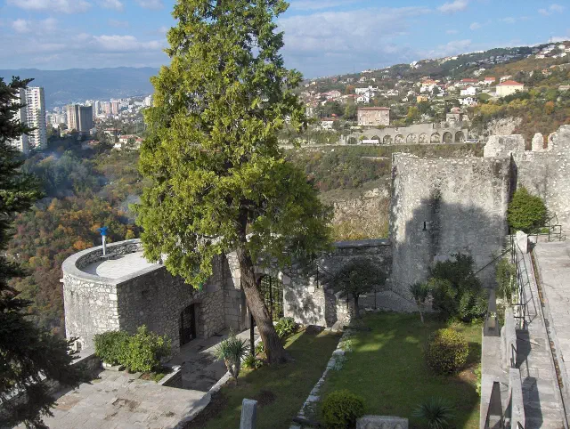 Kasteel Trsat hoog boven Rijeka met uitzicht over de Kvarner-baai Kasteel Trsat hoog boven Rijeka met uitzicht over de Kvarner-baai