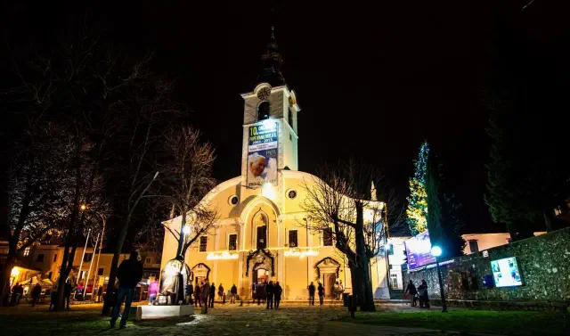 Bedevaartkerk Onze-Lieve-Vrouw van Trsat naast het kasteel in Rijeka Bedevaartkerk Onze-Lieve-Vrouw van Trsat naast het kasteel in Rijeka