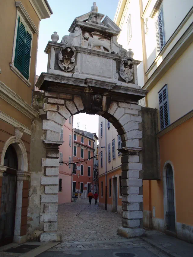 Balbi-boog in Rovinj met Venetiaanse leeuw Balbi-boog in Rovinj met Venetiaanse leeuw