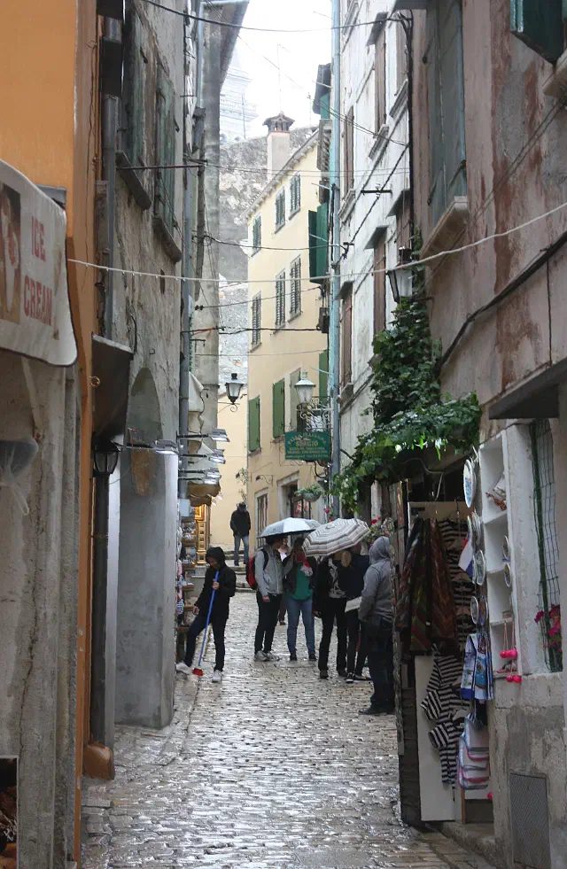 Kunstenaarsstraat Grisia in Rovinj met galerieen Kunstenaarsstraat Grisia in Rovinj met galerieen