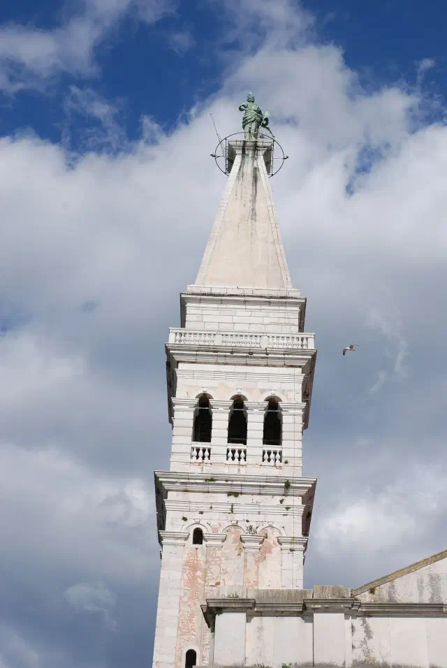 Kerk van de Heilige Eufemia in Rovinj met klokkentoren Kerk van de Heilige Eufemia in Rovinj met klokkentoren