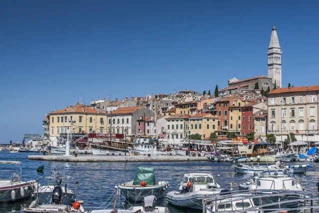 Oude binnenstad van Rovinj met kleurige gevels Oude binnenstad van Rovinj met kleurige gevels