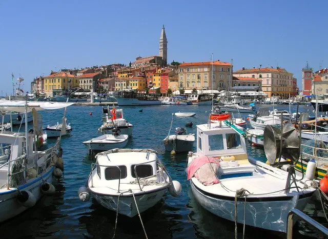 Oude vissershaven van Rovinj met kleurige boten Oude vissershaven van Rovinj met kleurige boten