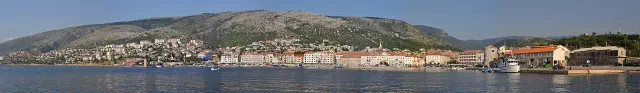 De promenade en kust van Senj met zicht op Krk