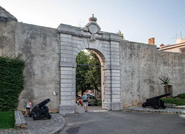 De middeleeuwse stadspoort van Senj