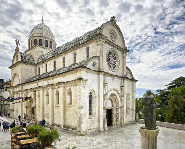 De kathedraal van Sint-Jacob in Šibenik, gebouwd uit steen De kathedraal van Sint-Jacob in Šibenik, gebouwd uit steen