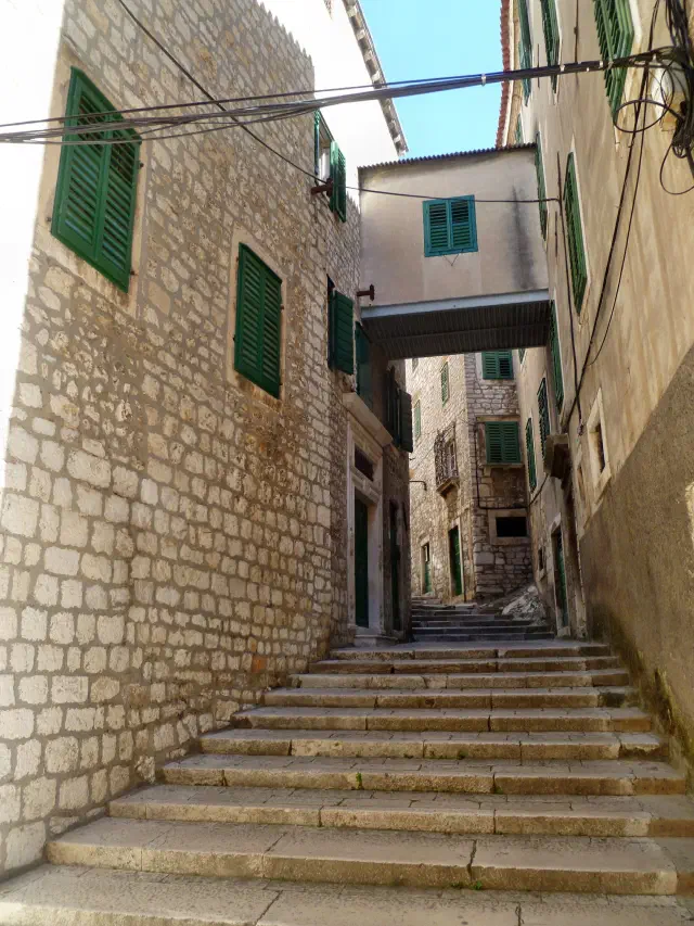 Stenen trappen en steegjes in de oude binnenstad van Šibenik Stenen trappen en steegjes in de oude binnenstad van Šibenik