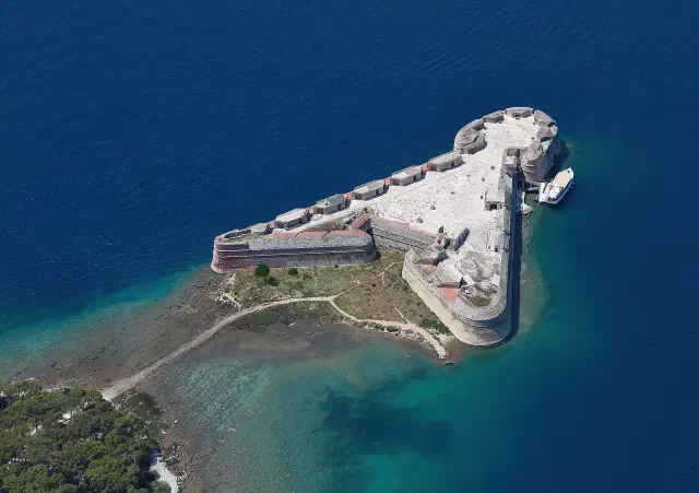 Het Sint-Nicolaasfort in zee voor de baai van Šibenik Het Sint-Nicolaasfort in zee voor de baai van Šibenik