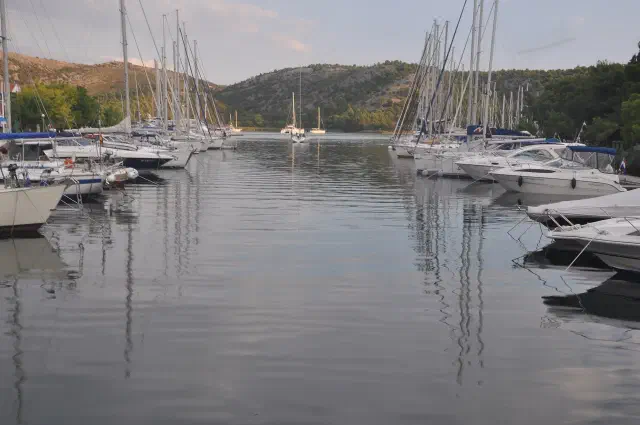 De haven en ACI-jachthaven van Skradin aan de Krka De haven en ACI-jachthaven van Skradin aan de Krka