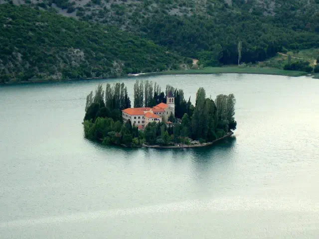 Het eilandklooster Visovac in het Krka-meer bij Skradin Het eilandklooster Visovac in het Krka-meer bij Skradin