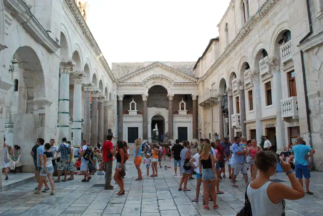 Het Peristil met de antieke granieten zuilen in het paleis van Diocletianus in Split Het Peristil met de antieke granieten zuilen in het paleis van Diocletianus in Split