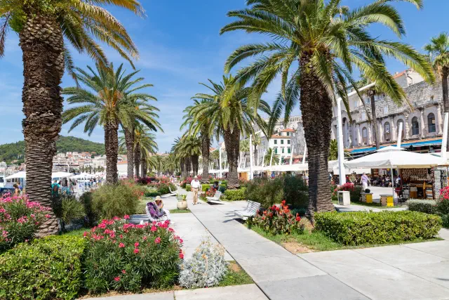 De Riva-boulevard langs de zuidmuur van het paleis in Split De Riva-boulevard langs de zuidmuur van het paleis in Split