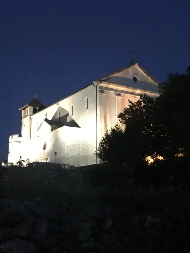 Het versterkte Dominicanenklooster met kerk en museum in Stari Grad Het versterkte Dominicanenklooster met kerk en museum in Stari Grad
