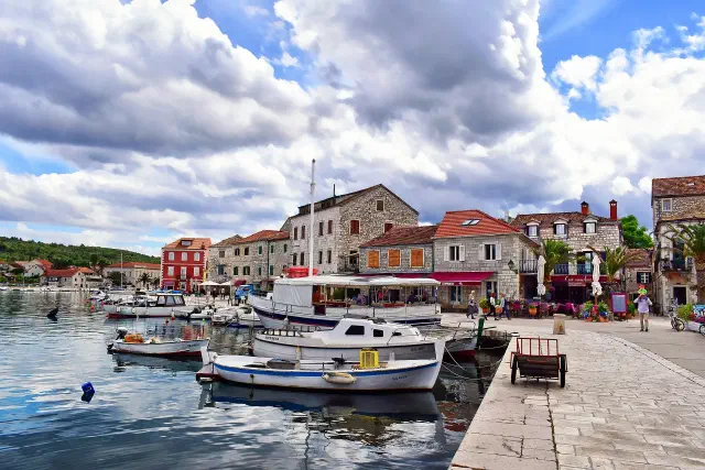 De oude stad en de haven aan de baai van Stari Grad De oude stad en de haven aan de baai van Stari Grad