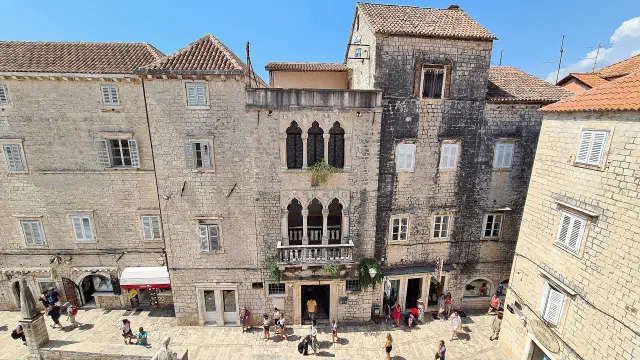 Het Cipiko-paleis aan het hoofdplein van Trogir Het Cipiko-paleis aan het hoofdplein van Trogir