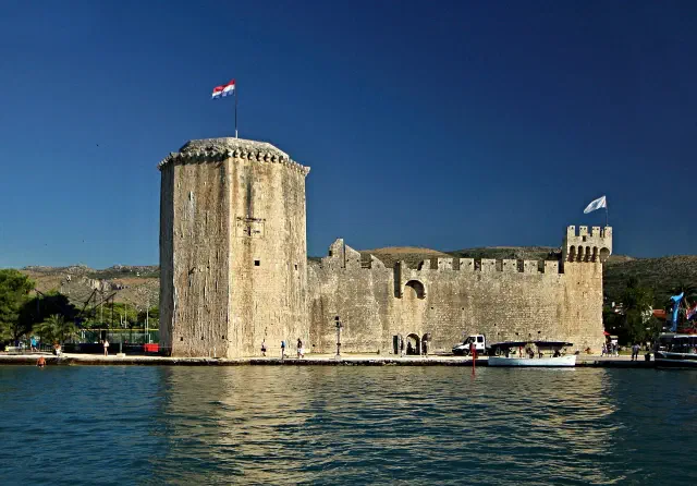 Fort Kamerlengo aan de waterkant in Trogir Fort Kamerlengo aan de waterkant in Trogir