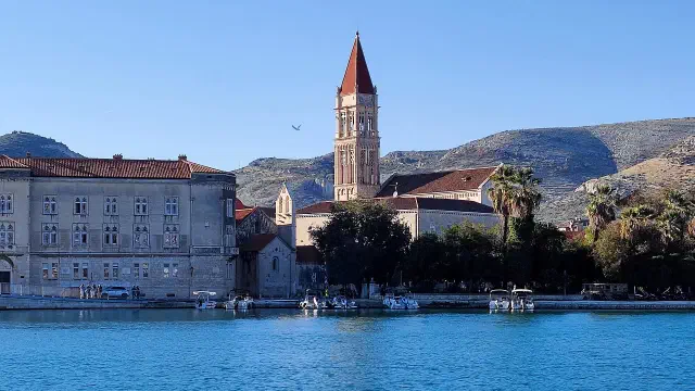 Klokkentoren van de kathedraal van Sint-Laurentius in Trogir Klokkentoren van de kathedraal van Sint-Laurentius in Trogir