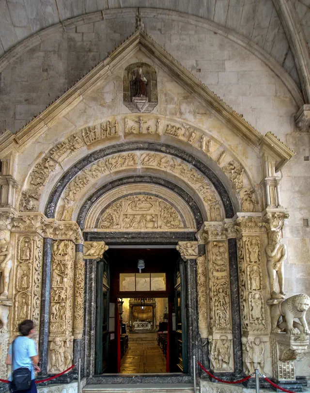 Het Radovan-portaal van de kathedraal in Trogir Het Radovan-portaal van de kathedraal in Trogir