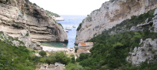 Het verborgen strand Stiniva op Vis Het verborgen strand Stiniva op Vis
