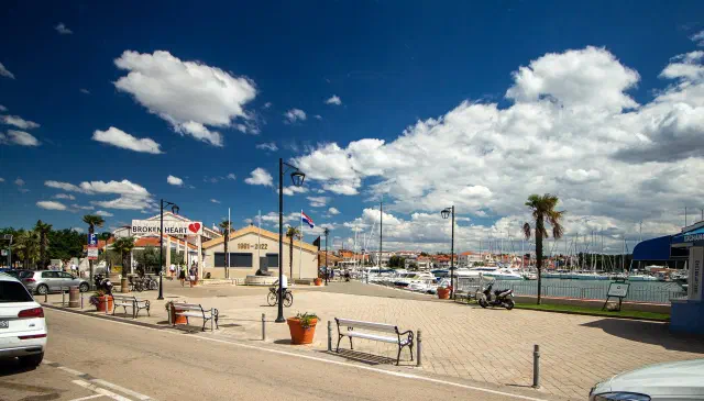 De jachthaven en de riva van Vodice