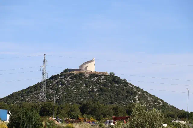 De Okit-heuvel met de Mariakapel boven Vodice