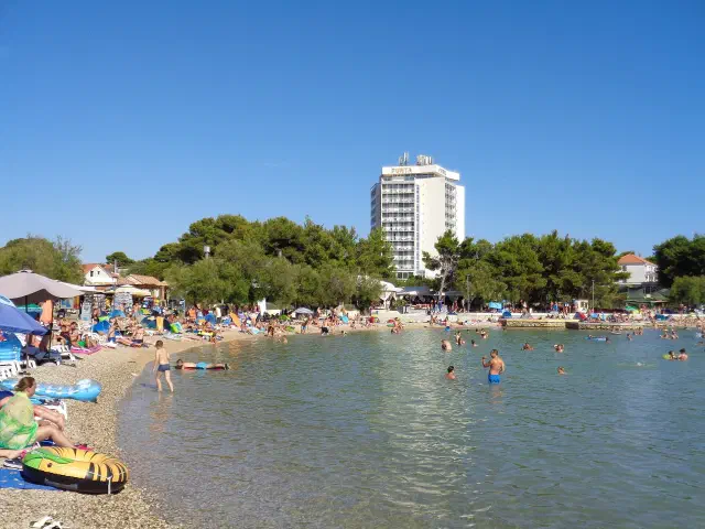 Een van de stranden van Vodice langs de kust
