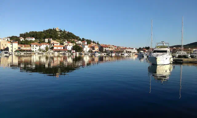 Het buurdorpje Tribunj op een eilandje bij Vodice