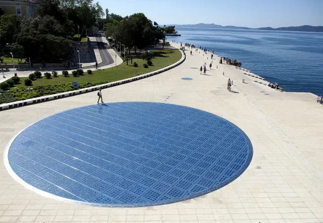 De lichtinstallatie Groet aan de Zon Pozdrav suncu in Zadar De lichtinstallatie Groet aan de Zon Pozdrav suncu in Zadar