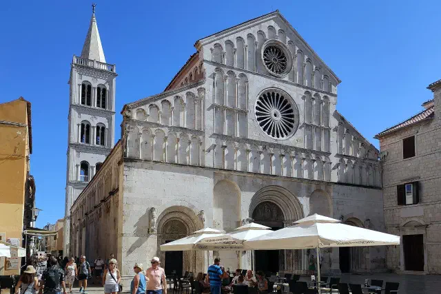 De kathedraal van Sint-Anastasia met klokkentoren in Zadar De kathedraal van Sint-Anastasia met klokkentoren in Zadar