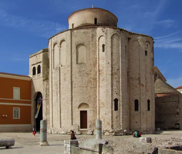 De ronde pre-romaanse Sint-Donatuskerk in Zadar De ronde pre-romaanse Sint-Donatuskerk in Zadar