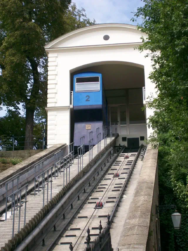 De historische funicular van Zagreb tussen Beneden- en Bovenstad De historische funicular van Zagreb tussen Beneden- en Bovenstad